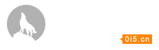 男童斑马线上玩耍 众人相助
